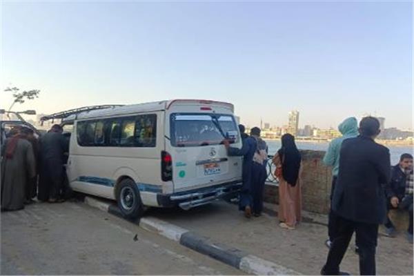 تصادم سيارة برصيف الكورنيش بسوهاج 