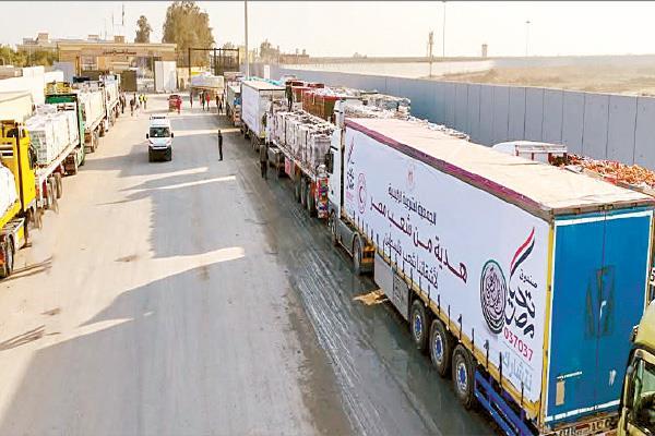 شاحنات المساعدات الإنسانية