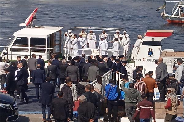 شباب النوبة يحملون نعش جثمان الأمير كريم الأغاخان