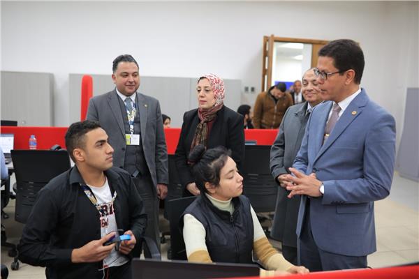 الدكتور ناصر الجيزاوي رئيس جامعة بنها خلال الجولة 
