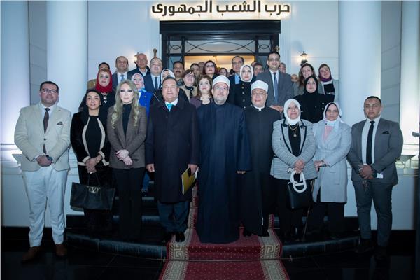 صورة جماعية للحضور في الندوة التثقيفية