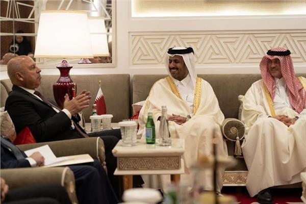 الفريق كامل الوزير خلال لقاء مسؤولين في الدوحة
