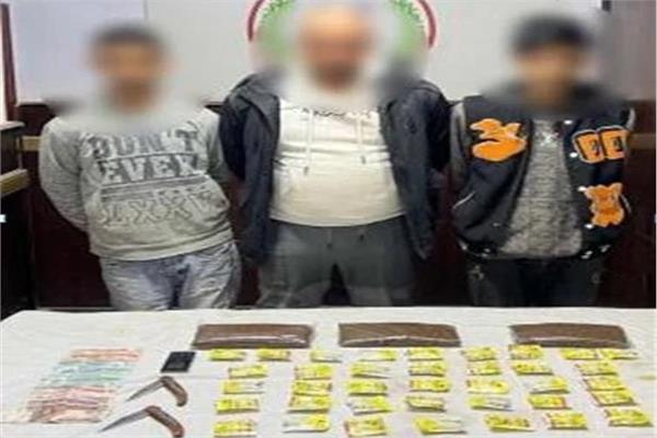 المتهمون وأمامهم المضبوطات
