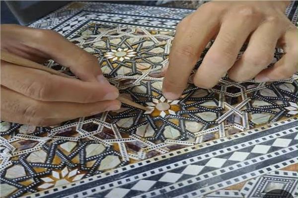 صُنع في مصر بين سحر الصدف وعراقة الأرابيسك