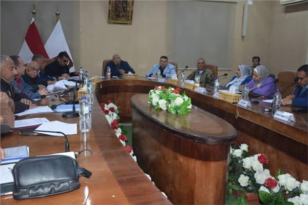 متابعة ملف التقنين والخطة الاستثمارية بمحافظ الوادي الجديد 
