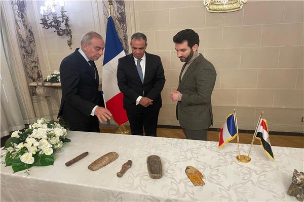 وزير الخارجية يستلم قطع أثرية من فرنسا