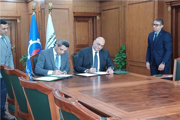 محافظ السويس، والرئيس التنفيذي للجهاز اثناء توقيع البروتوكول 
