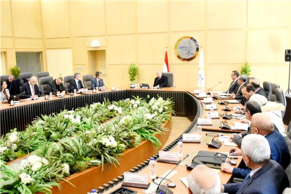 جانب من اجتماع الفريق كامل الوزير مع وفد البنك الدولي 