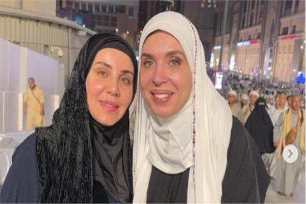 الراقصة دينا وصديقتها