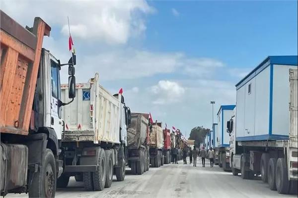 اصطفاف المعدات والبيوت المتنقلة أمام معبر رفح