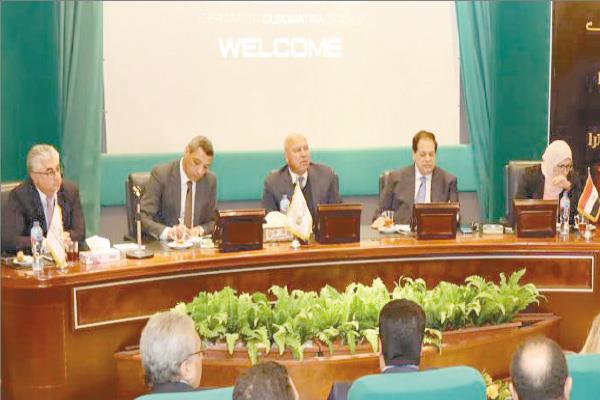  نائب رئيس الوزراء خلال لقائه مستثمرى السويس