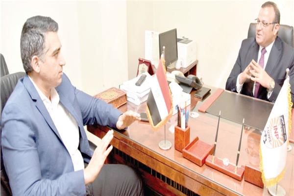د.أحمد رشاد خلال حواره مع محرر «الأخبار»