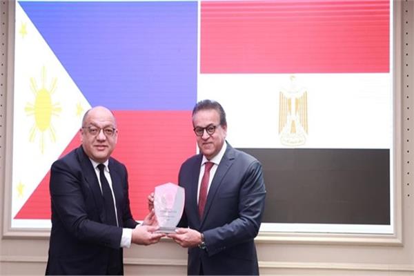 وزير الصحة والسكان مع سفير الفلبين