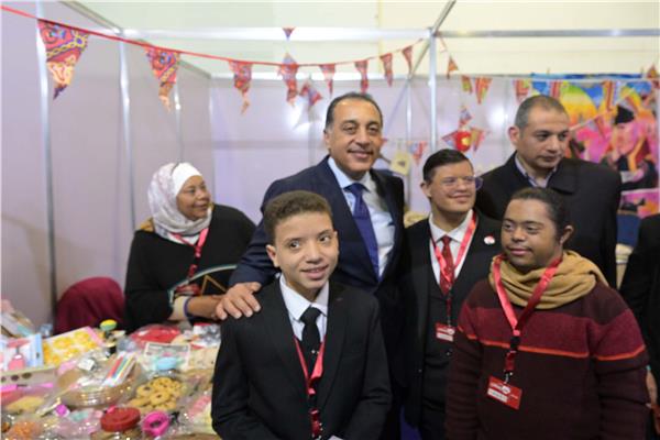 الدكتور مصطفى مدبولي، رئيس مجلس الوزراء يلتقط صورة تذكارية مع عارضين بجناح ذوي الهمم