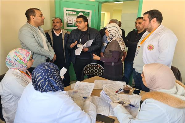 وكيل وزارة الصحة بالبحيرة يتفقد العمل بالقافلة الطبية 
