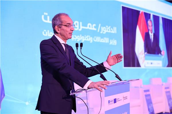  الدكتور عمرو طلعت وزير الاتصالات