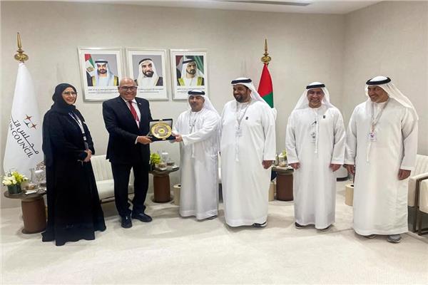 رئيس «العربية للتصنيع» مع الرئيس التنفيذي للعمليات بمجلس التوازن الإماراتي