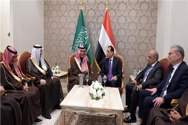 رئيس الوزراء خلال لقائه وزير الطاقة السعودي والوفد المرافق له