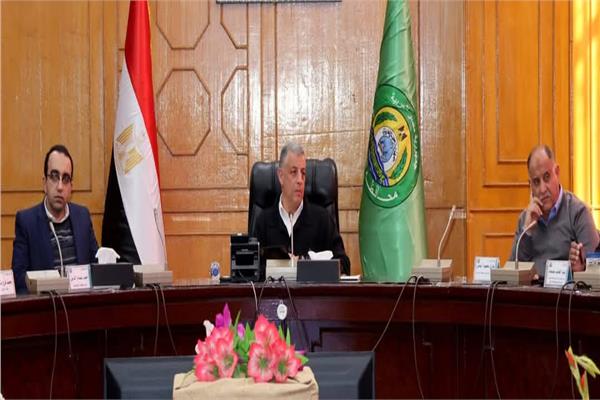 محافظ الاسماعيلية خلال الاجتماع 