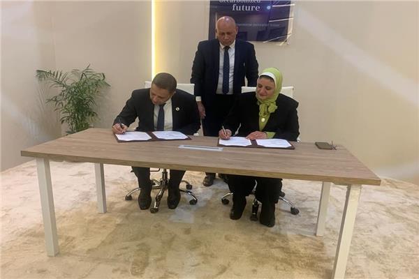 رئيس الشركة المصرية لنقل الكهرباء خلال توقيع بروتوكول التعاون