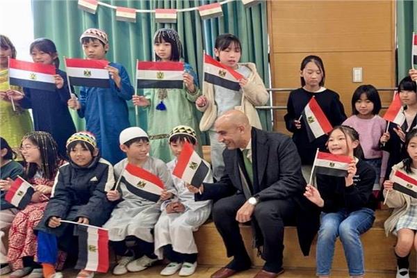 استقبال طلاب مدرسة مدينة "تاما" اليابانية لوزير التعليم بالنشيد الوطني المصري