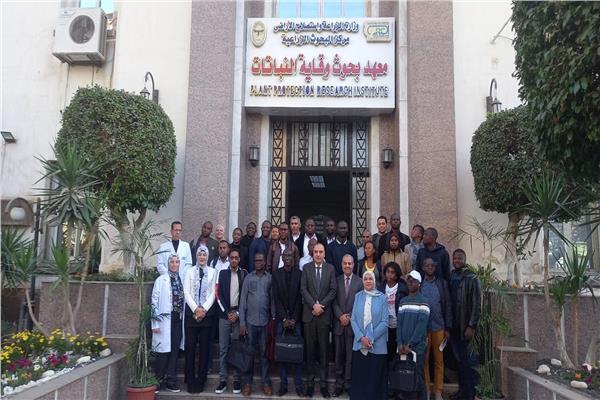 صورة خلال زيادة الوفد الافريقي لمعهد بحوث وقاية النباتات