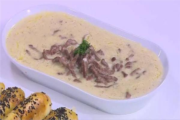  طريقة تحضير طاسة لحمة بالصوص الأبيض.