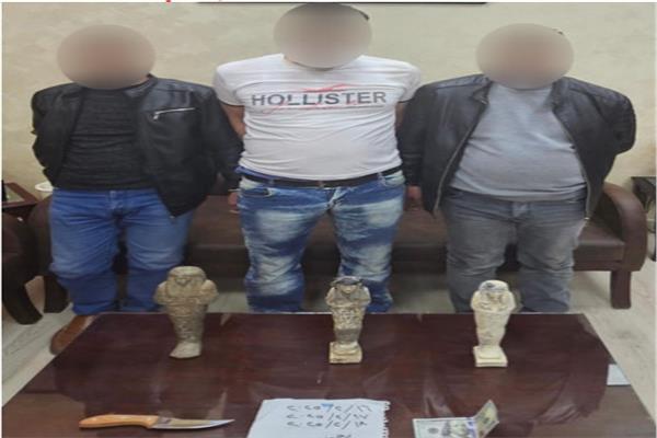 المتهمين امامهم المضبوطات