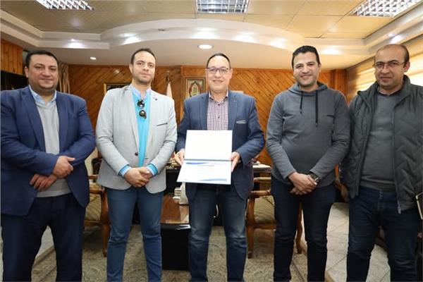الدكتور المهندس حمدى شطا مع المتدربين