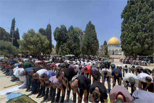 آلاف الفلسطينيين يؤدون صلاة الجمعة - صورة أرشيفية