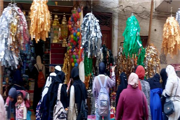 المواطنون أثناء الإقبال على شراء زيمة رمضان