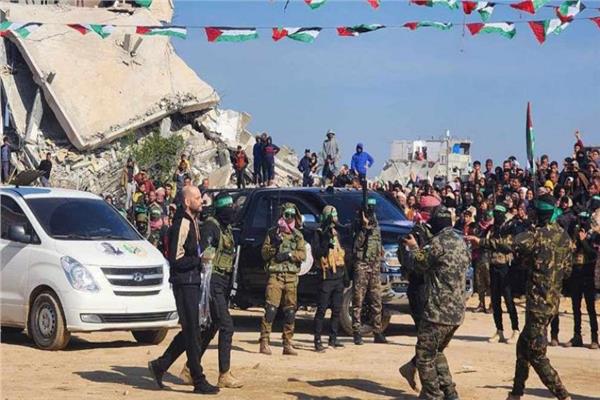 مشهد من تسليم الأسرى بغزة سابقًا - صورة أرشيفية