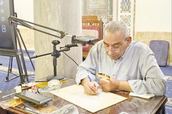 الفنان عصام عبدالفتاح خلال ورشة تعليم الخط الكوفى