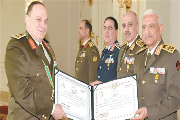وزير الدفاع والإنتاج الحربى يكرم أحد القادة الذين أوفوا العطاء بالقوات المسلحة