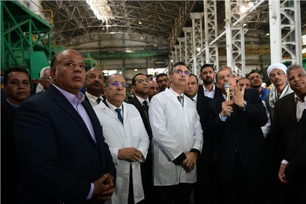 جانب من زيارة وزير التموين لمصنع قوص