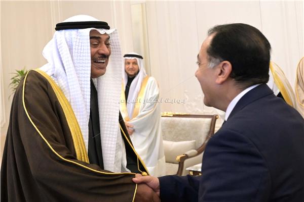 ولي عهد الكويت يستقبل رئيس الوزراء لبحث أوجه التعاون 