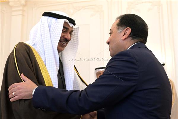 ولي عهد الكويت يستقبل رئيس الوزراء لبحث أوجه التعاون 