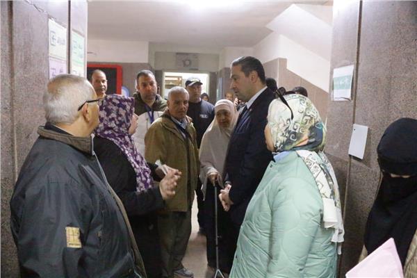 محافظ دمياط خلال الجولة