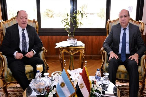 لقاء وزير الطيران المدني بالسفير الأرجنتينى لدى مصر