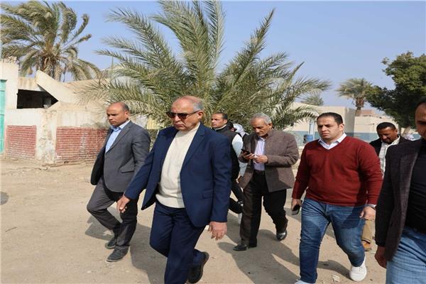 محافظ المنيا  خلال تفقده مشروع دواجن شوشة بسمالوط