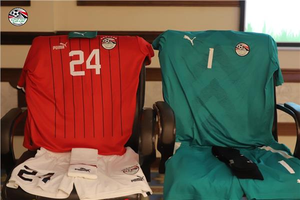 الأحمر والشورت الأبيض والجوارب البيضاء لمنتخب مصر