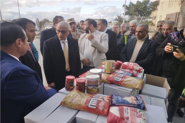 اللواء خالد مجاور محافظ شمال سيناء أثناء معاينة السلع