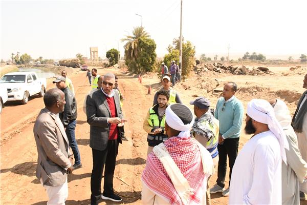 محافظ أسوان يتابع الأعمال الجارية بمشروع الطريق الدائرى