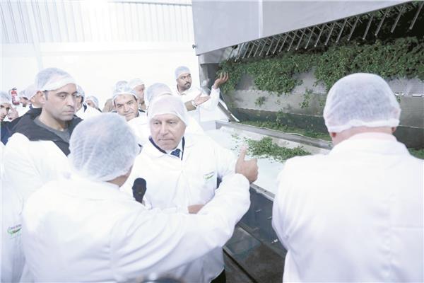 الفريق كامل الوزير خلال زيارته إلى مدينة السادات الصناعية