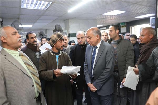 محافظ المنيا يفاجئ مستشفى المبرة 