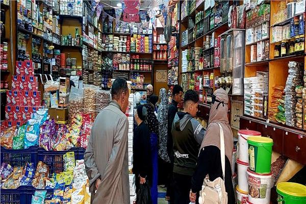 إقبال على شراء الياميش بقنا