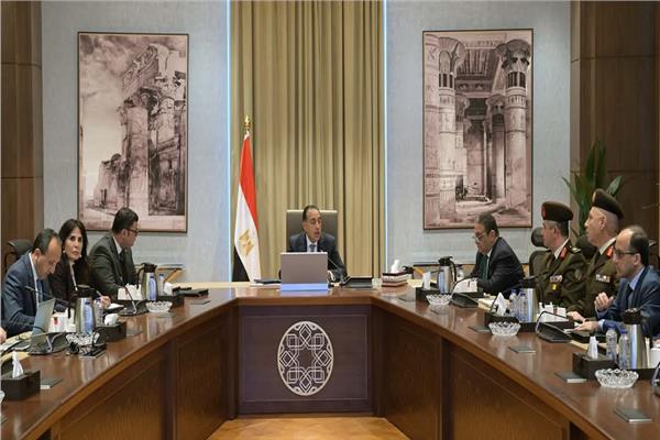 رئيس الوزراء خلال اجتماع مجلس الوزراء