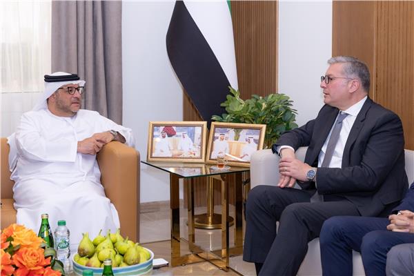 وزير البترول خلال اللقاء