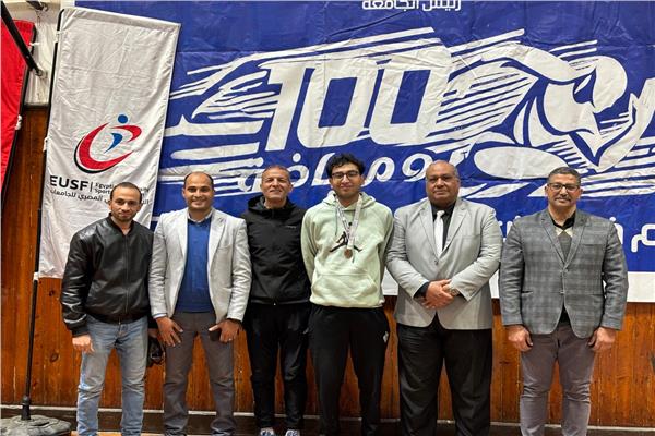 صورة للفائزين بالمركز الثالث في تنس الطاولة