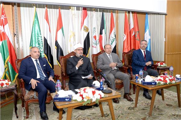 مفتي الجمهورية يتحدث عن بناء الإنسان لأساتذة وطلاب جامعة المنصورة. 